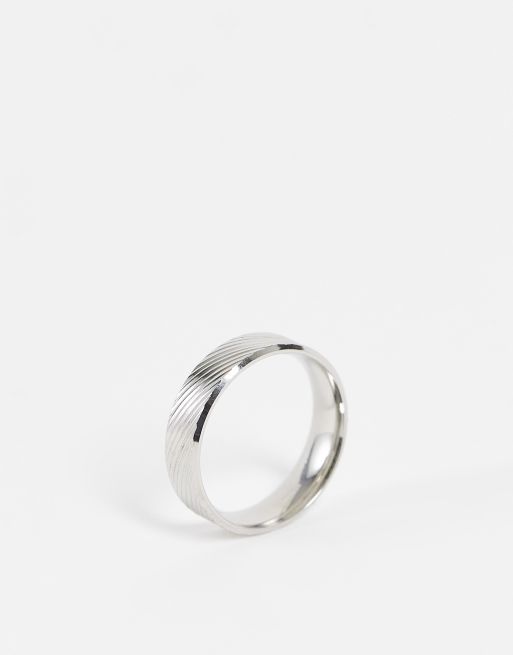 Anillo de banda plateado con diseño grabado horizontal de acero inoxidable resistente al agua de ASOS DESIGN   , 3 de 4