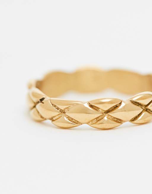 Anillo dorado con cruces grabadas de acero inoxidable resistente al agua de ASOS DESIGN, 2 de 3