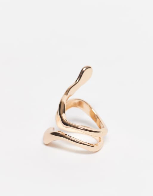 Anillo dorado con diseño abstracto de Weekday, 2 de 3