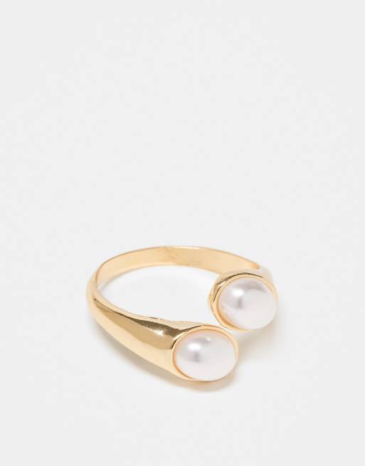 Anillo dorado con diseño cruzado envolvente y perlas de DesignB London