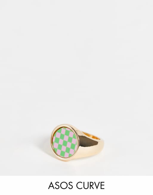 Anillo dorado con diseño de damero verde y rosa de ASOS DESIGN Curve