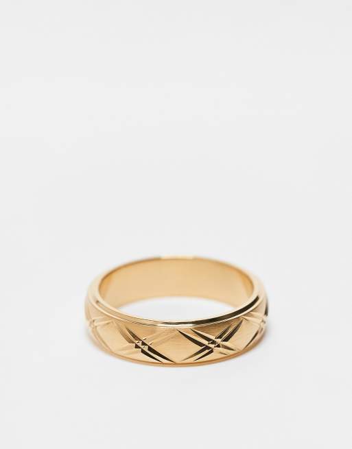 Anillo dorado con diseño grabado de acero inoxidable resistente al agua de ASOS DESIGN
