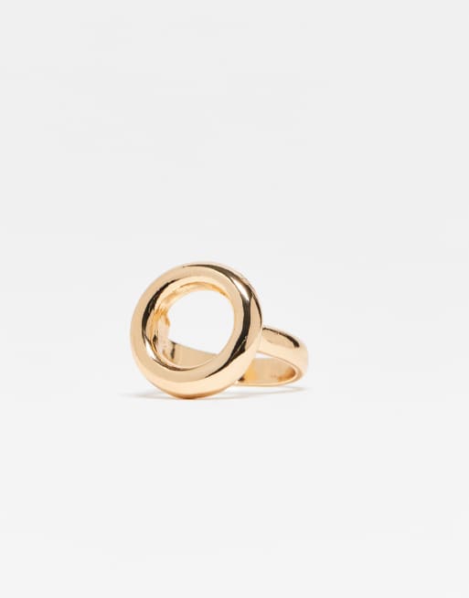 Anillo dorado con diseño llamativo fundido de DesignB London, 2 de 3