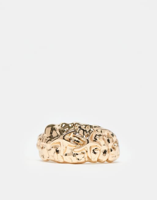 Anillo dorado con textura efecto fundido y detalle de vida marina de ASOS DESIGN, 2 de 3