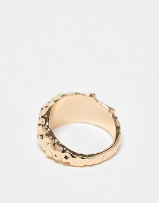 Anillo dorado con textura efecto fundido y detalle de vida marina de ASOS DESIGN, 3 de 3