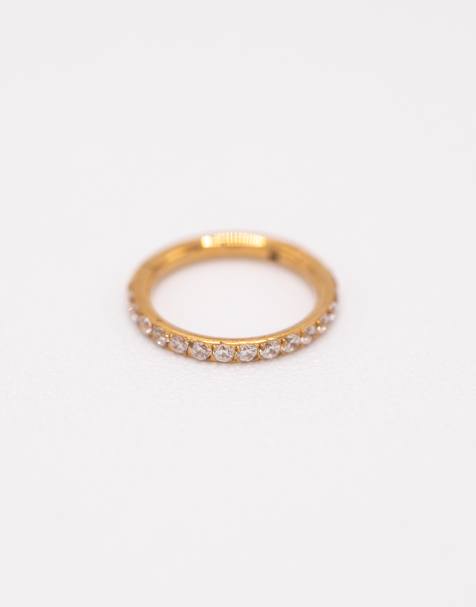Anillo dorado de titanio fino con cierre de bisagra y diseño de banda con circonitas en pavé chapado en oro de Lovisa - view 1