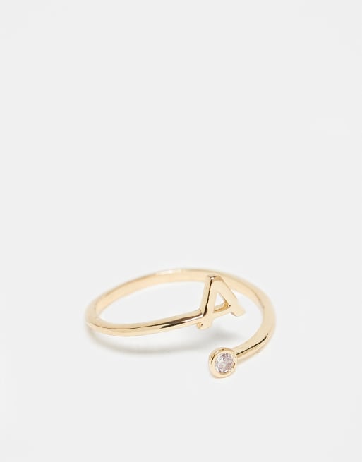 Anillo dorado envolvente con diseño de circonita y letra A y bolsa de regalo de ASOS DESIGN