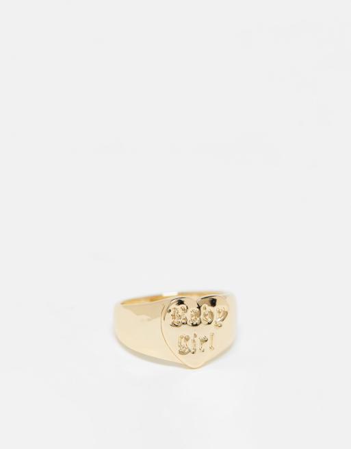 Anillo dorado tipo sello con diseño 