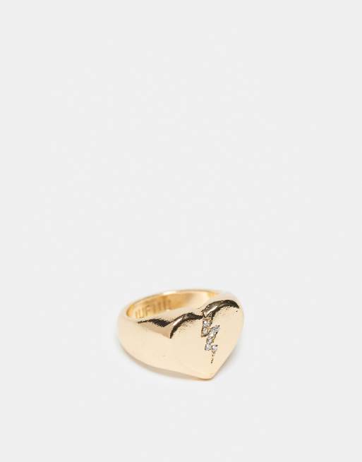 Anillo dorado tipo sello con diseño de corazón y rayo Electric Heartbreak de WTFW