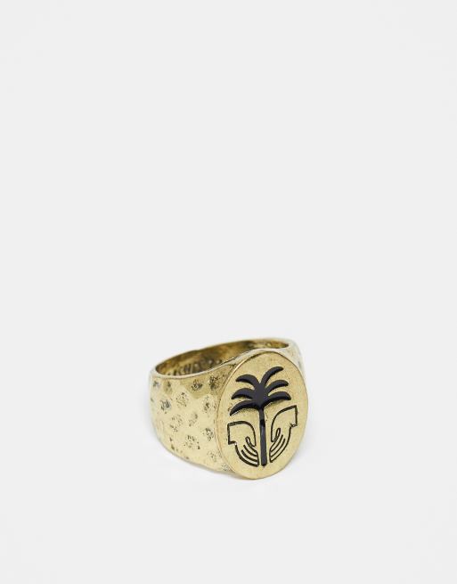 Anillo dorado tipo sello con diseño de palmera y mano de Classics 77 