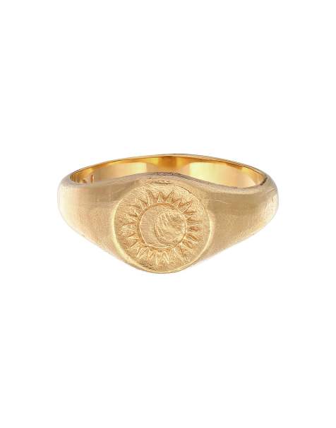 Anillo dorado tipo sello con diseño de sol y luna y texto "Sacred" de plata 925 de Haze & Glory - view 1