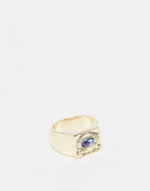 Anillo dorado tipo sello con diseño grabado y detalle de piedra azul de Topshop
