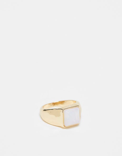 Anillo dorado tipo sello con ópalo cuadrado de Faded Future