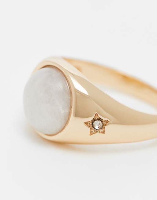 Anillo dorado tipo sello con piedra de luna semipreciosa de ASOS DESIGN   , 2 de 3