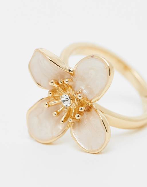 Anillo dorado y rosa pálido con diseño de flor de DesignB London, 2 de 3