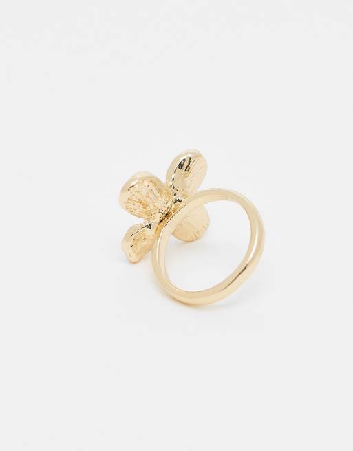 Anillo dorado y rosa pálido con diseño de flor de DesignB London, 3 de 3