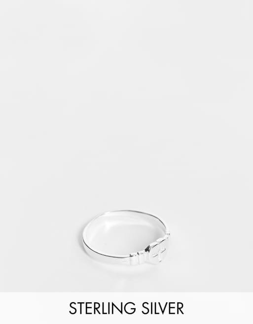 Anillo en forma de corazón con cruz grabada de plata de ley de ASOS DESIGN
