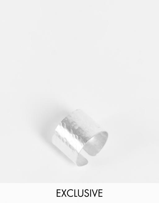 Anillo grueso plateado con acabado martillado hecho a mano de People Tree