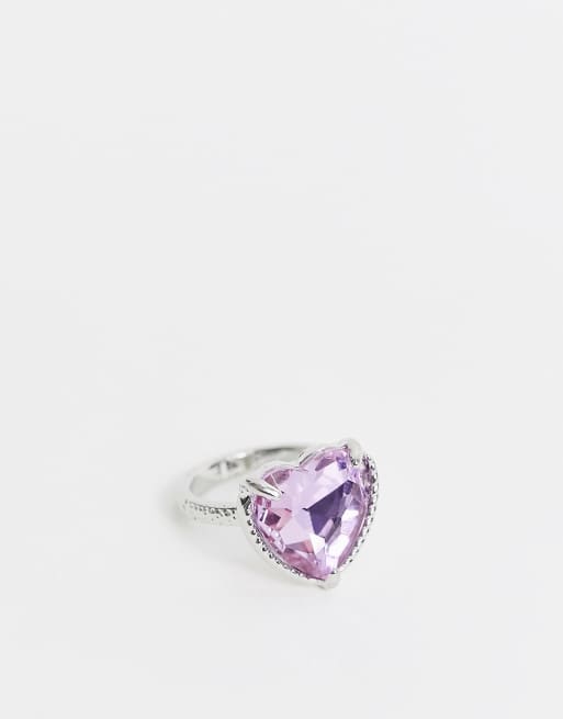 Anillo plateado con cristal violeta en forma de corazón de DesignB London