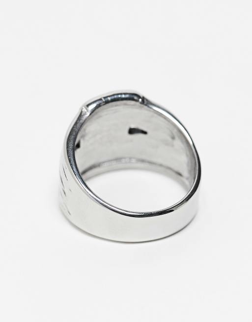 Anillo plateado con detalle texturizado estilo gótico de acero inoxidable resistente al agua de ASOS DESIGN, 3 de 4