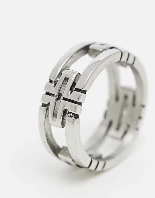 Anillo plateado con diseño de cruces caladas de acero inoxidable resistente al agua de ASOS DESIGN, 2 de 3