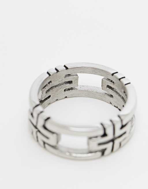 Anillo plateado con diseño de cruces caladas de acero inoxidable resistente al agua de ASOS DESIGN, 3 de 3