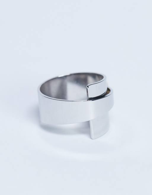 Anillo plateado con diseño envolvente de acero inoxidable resistente al agua Ryan de Topshop, 2 de 3