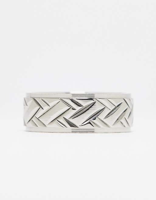 Anillo plateado con diseño grabado de acero inoxidable resistente al agua de ASOS DESIGN, 2 de 4