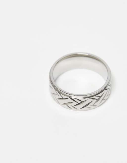 Anillo plateado con diseño grabado de acero inoxidable resistente al agua de ASOS DESIGN, 4 de 4