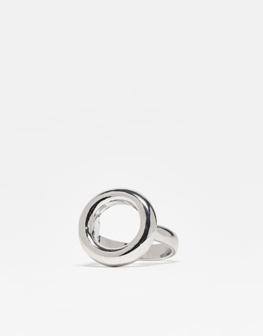 Anillo plateado con diseño llamativo fundido de DesignB London, 2 de 3