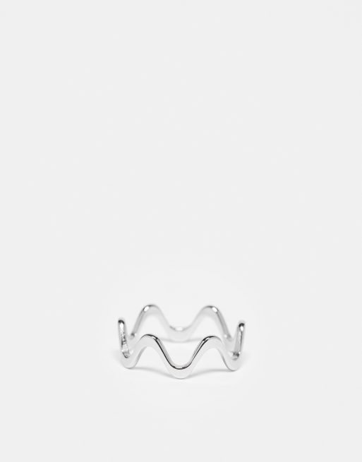Anillo plateado con diseño ondulado de acero inoxidable resistente al agua de ASOS DESIGN Curve
