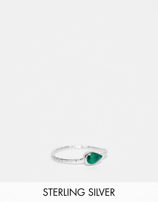 Anillo plateado con diseño repujado y piedra verde en forma de lágrima de plata de ley de Kingsley Ryan