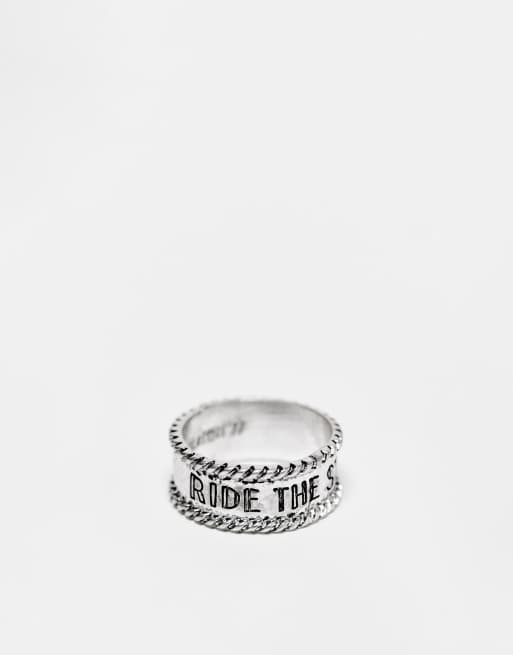 Anillo plateado con texto 
