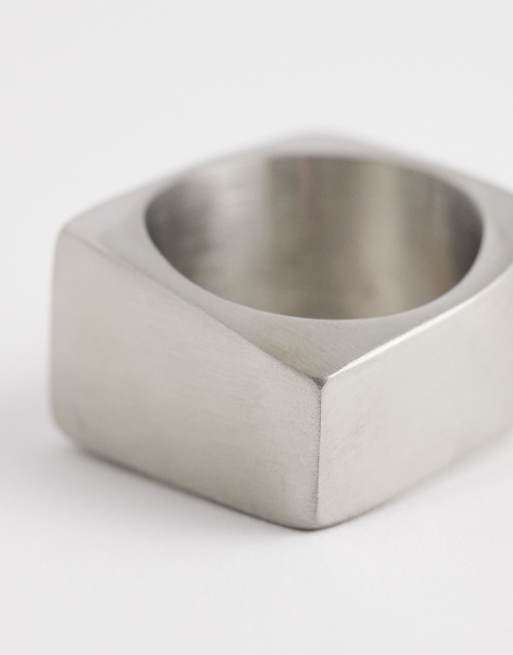 Anillo plateado cuadrado y grueso de acero inoxidable resistente al agua de ASOS DESIGN, 2 de 3