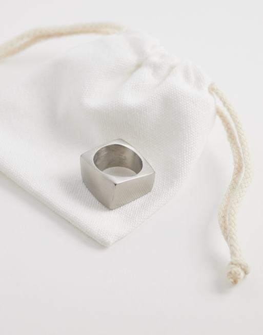 Anillo plateado cuadrado y grueso de acero inoxidable resistente al agua de ASOS DESIGN, 3 de 3