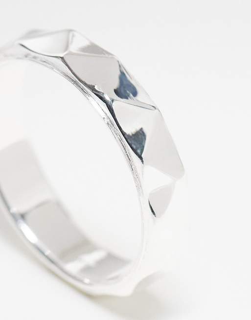 Anillo plateado de banda con diseño facetado de plata de ley de ASOS DESIGN, 2 de 4