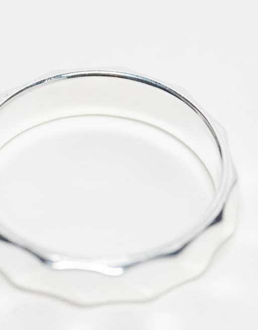 Anillo plateado de banda con diseño facetado de plata de ley de ASOS DESIGN, 3 de 4