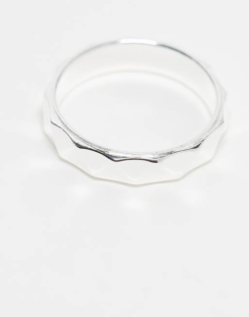 Anillo plateado de banda con diseño facetado de plata de ley de ASOS DESIGN, 4 de 4