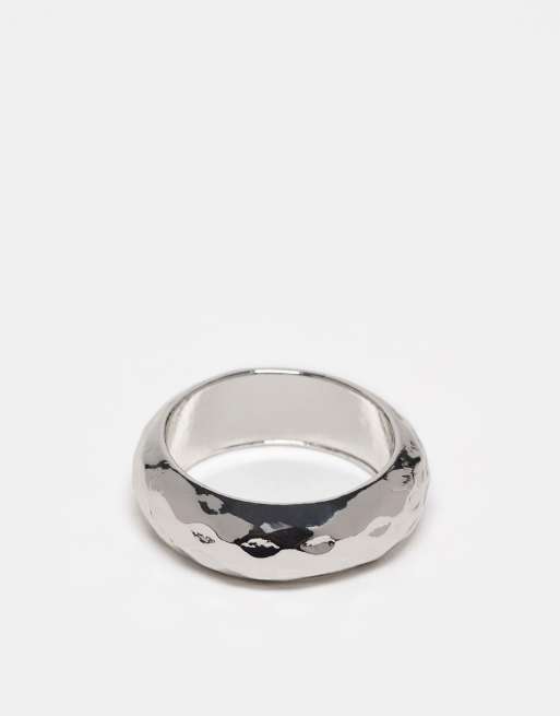 Anillo plateado liso con diseño texturizado de ASOS DESIGN