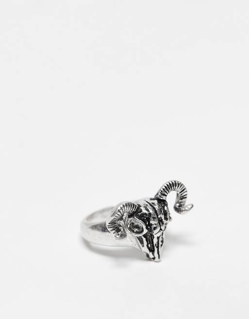 Anillo plateado pulido con diseño de calavera de carnero de ASOS DESIGN