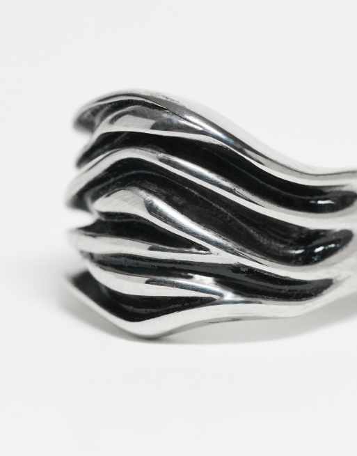Anillo plateado pulido con diseño estriado de acero inoxidable resistente al agua de ASOS DESIGN  , 2 de 3