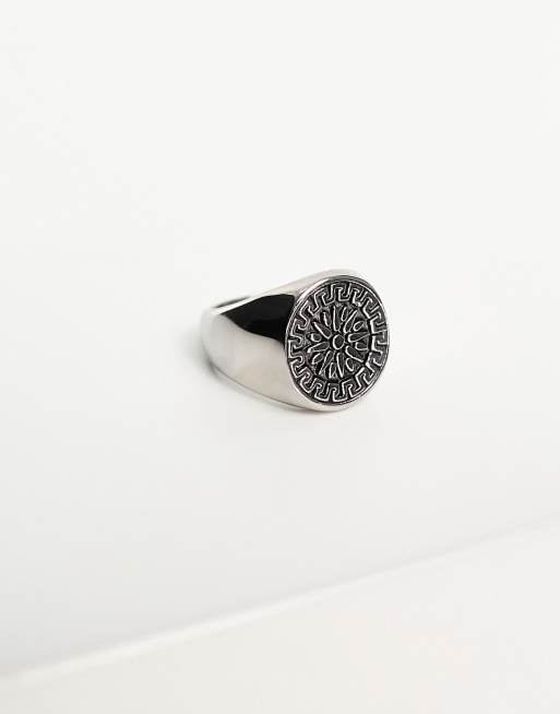 Anillo plateado tipo sello con detalle de grecas y sol de acero inoxidable resistente al agua de ASOS DESIGN