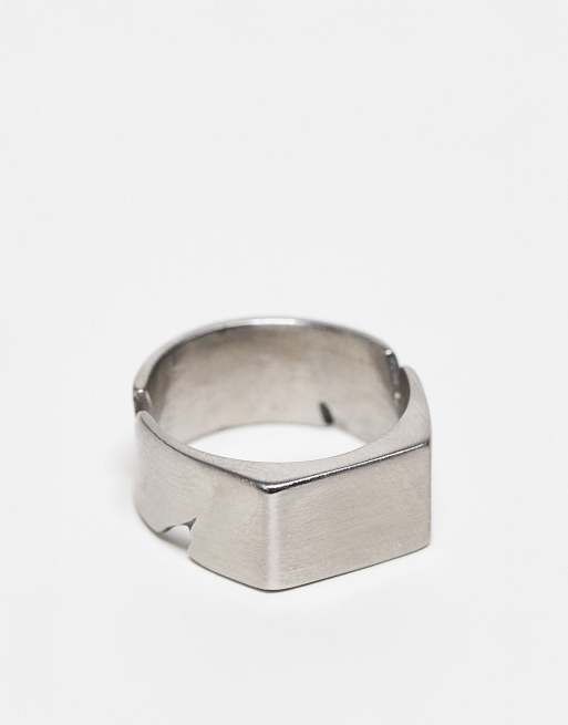 Anillo plateado tipo sello con detalles calados y acabado cepillado de acero inoxidable resistente al agua de ASOS DESIGN