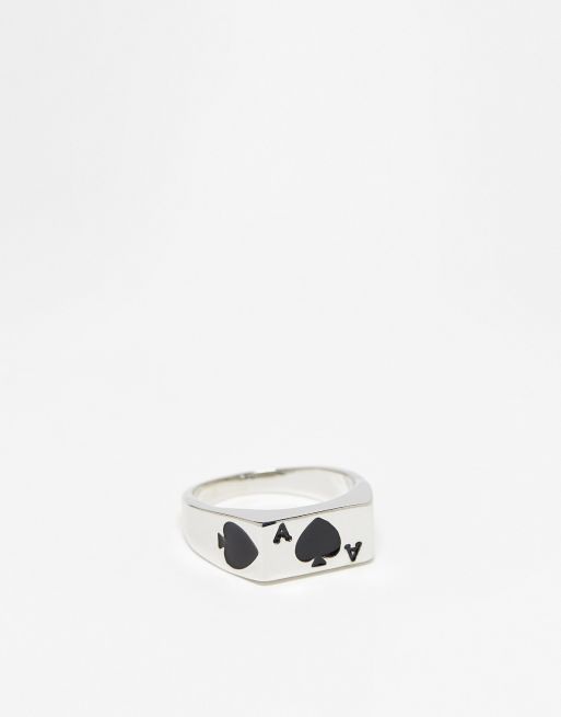 Anillo plateado tipo sello con diseño cuadrado y detalle de as de picas de Faded Future