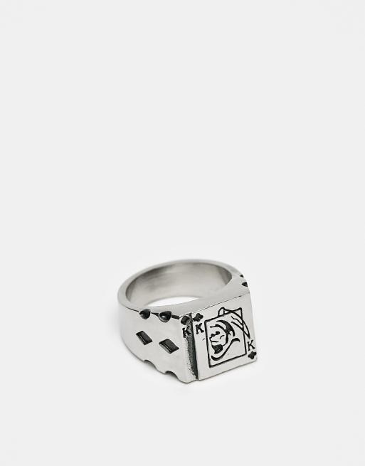 Anillo plateado tipo sello con diseño de naipe de acero inoxidable resistente al agua de ASOS DESIGN