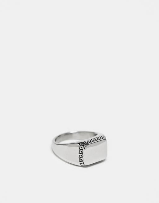 Anillo plateado tipo sello con diseño texturizado de acero inoxidable resistente al agua de ASOS DESIGN
