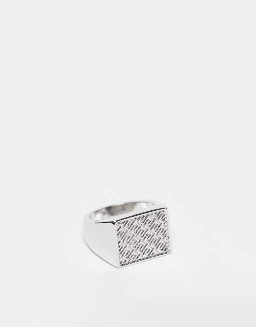 Anillo plateado tipo sello con parte superior con grabado de grecas de ASOS DESIGN