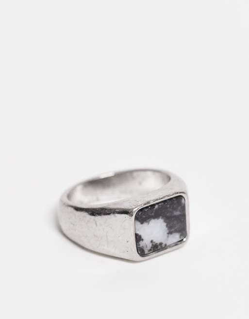 Anillo plateado tipo sello con piedra negra de Weekday
