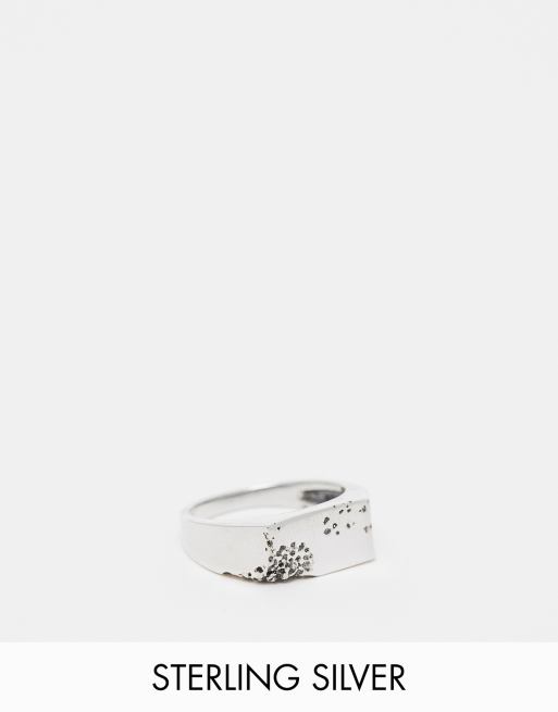 Anillo plateado tipo sello con textura repujada de plata de ley de ASOS DESIGN