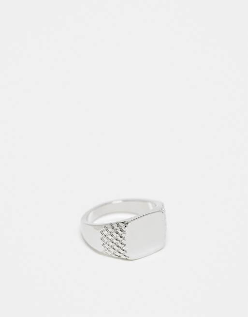 Anillo plateado tipo sello cuadrado con laterales grabados de ASOS DESIGN
